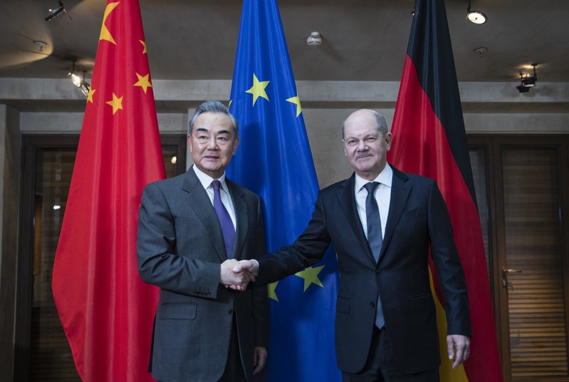 德國總理蕭茲（右）17日會見出席慕尼黑安全會議的中共中央政治局委員、外交部長王毅。（新華社）