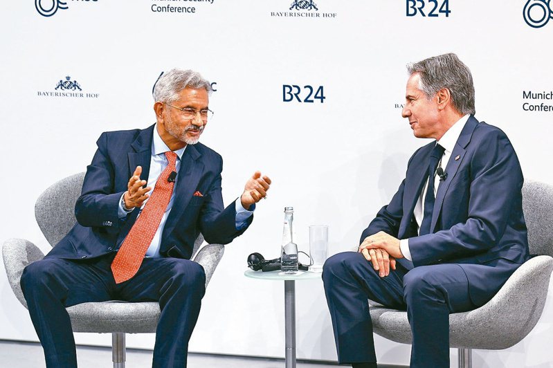 美國國務卿布林肯（右）、印度外交部長蘇杰生（左）17日在德國慕尼黑安全會議期間的一場小組討論會上交談。（歐新社）