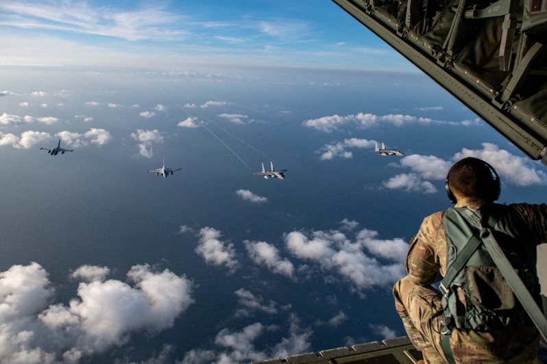 菲律賓空軍與美國印太司令部在巴丹島附近聯合演習。 (路透資料照)