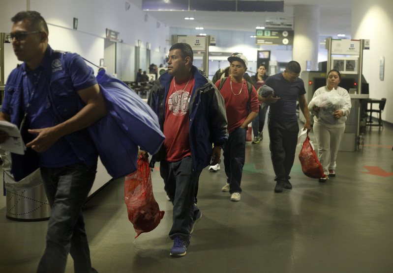 拜登政府考慮嚴限無證移民新措施，包括提高庇護審批標準及加速遣返進程等。圖為墨西哥無證客被遣返。(美聯社)