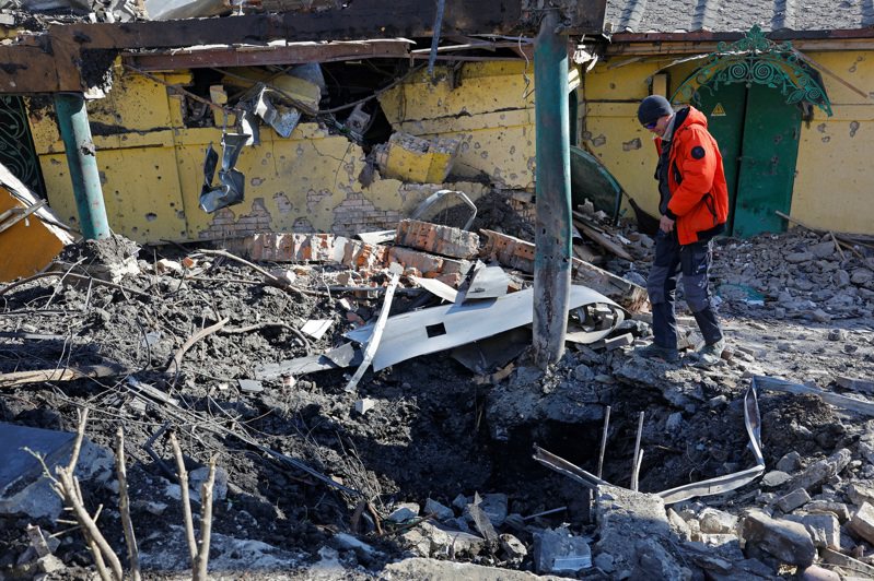 在俄羅斯控制的烏克蘭頓涅茨克，一名男子25日正在觀看俄羅斯與烏克蘭衝突期間最近的砲擊造成的彈坑。 （路透）