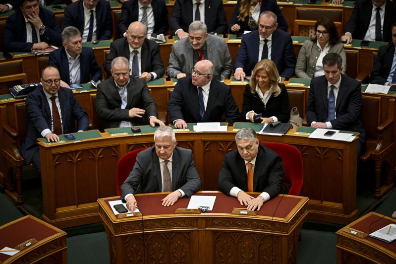 匈牙利國會26日以188票贊成、6票反對的表決結果，批准通過瑞典申請加入北約。圖前右為匈牙利總理奧班。(美聯社)