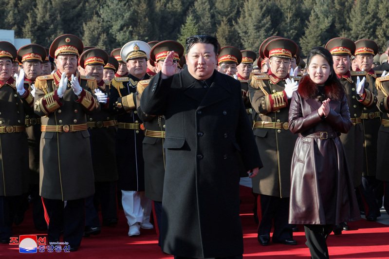 北韓領導人金正恩（中）日前帶著愛女金主愛（右），在北韓建軍76周年當天到訪國防部。（路透）
