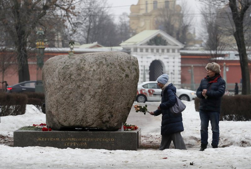 俄羅斯已故反對派領導人納瓦尼去世多日後，民眾在聖彼得堡政治犯紀念碑附近獻花。（歐新社）