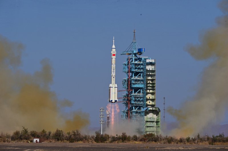 中國官方估計2024年太空發射將再創歷史紀錄，圖為2023年10月26日，搭載神舟17號載人飛船的長征2號F遙17運載火箭在酒泉衛星發射中心發射成功。（中新社）