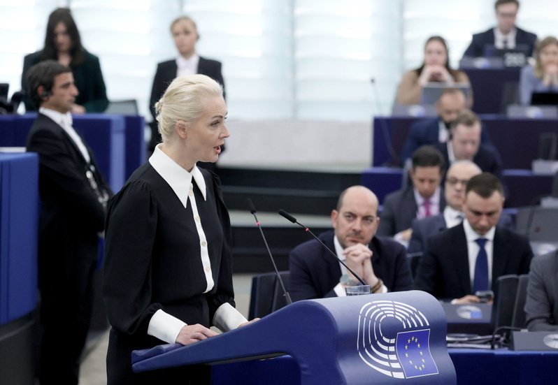 納瓦尼遺孀尤莉雅28日在歐洲議會發表演說，表示會盡全力實現亡夫的夢想。（歐新社）