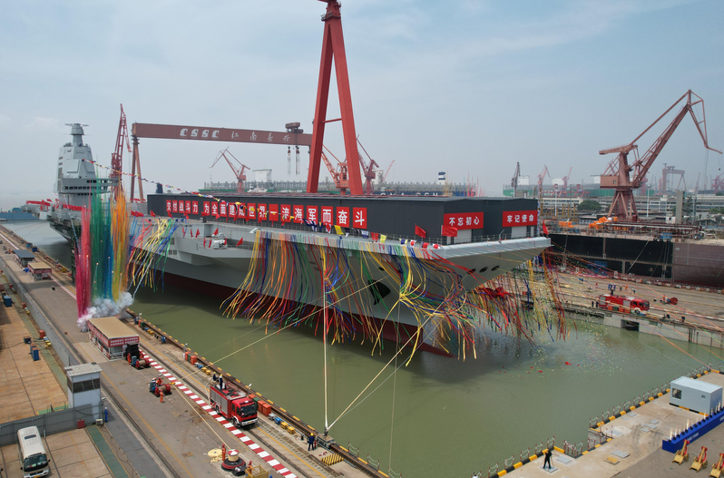 海軍政委袁華智表示，中國在建的航艦沒有技術瓶頸。至於第四艘航艦是否採用核動力，他表示「很快會公布」。圖為福建艦。（新華社）