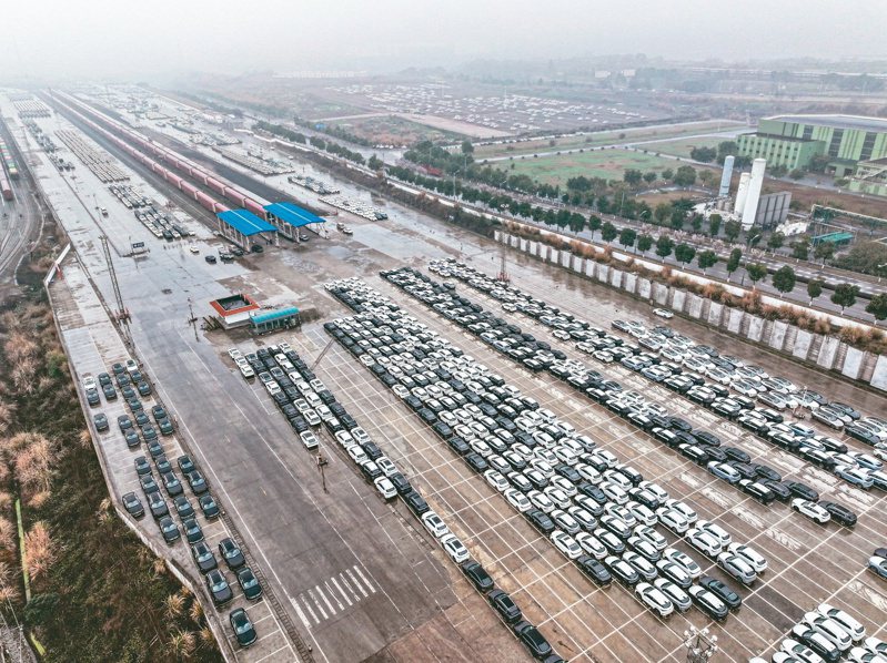 中國今年首二月的進出口相關數據高於預期，圖為重慶魚嘴站等待經由中歐班列裝車出口的汽車。（新華社）