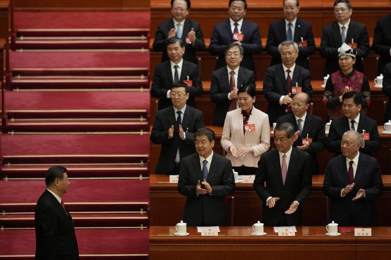 中國國家主席習近平（左）抵達北京人民大會堂出席十四屆全國人大二次會議閉幕會議，代表們鼓掌歡迎。（美聯社）