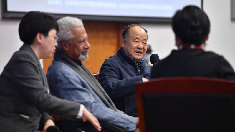 莫言(右二)在被舉報後，首次公開露面與諾貝爾文學獎獲得者古爾納(左二)到北京師範進行文學對話。(取材自南方網)