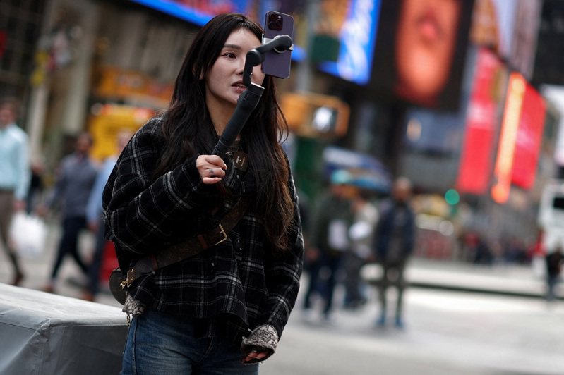 TikTok 廣受年輕人歡迎，在美國有1.7億個用戶。照片是一名使用者正在紐約的時報廣場前拍攝影片，準備上傳TikTok 。（路透）

A woman makes a video with a mobile phone to post on TikTok as she stands in Times Square in New York City, New York, U.S., March 13, 2024. REUTERS/Mike Segar【作者：路透通訊社，日期：2024-03-13，數位典藏序號：20240314015125900】
