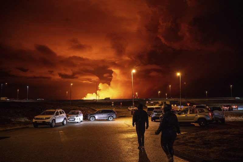 冰岛雷克雅内斯半岛的火山16日又喷发，火山裂隙介于哈加费尔（Hagafell）和斯托-斯戈费尔（Stora-Skogfell）之间。（美联社）(photo:UDN)