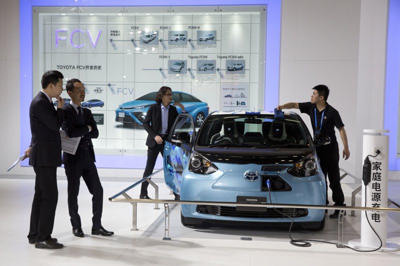 政府將擴大加強市場動力讓汽車產業朝向電池能源發展。圖為豐田電動車。（美聯社）