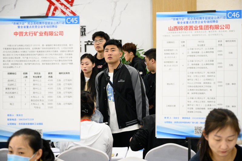 中國國家統計局20日發布最新數據，顯示今年2月份全國城鎮統計失業率回升到5.3％，是去年8月以來最高點。圖為山西太原求職者在招聘會上尋找工作機會。（中新社）