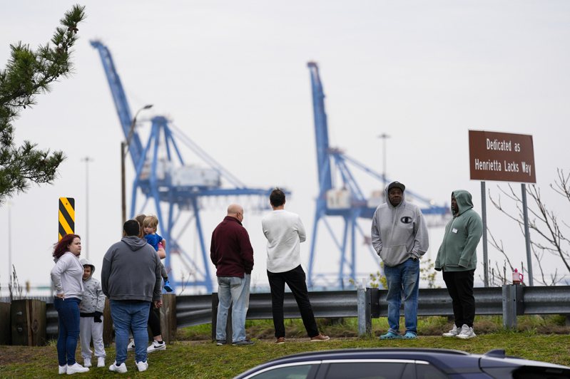 巴爾的摩基伊大橋被貨櫃輪撞毀兩天後，馬里蘭州28日已展開清理作業。大型駁船28日載著起重機開始清除殘破的金屬和水泥橋段。（美聯社）
