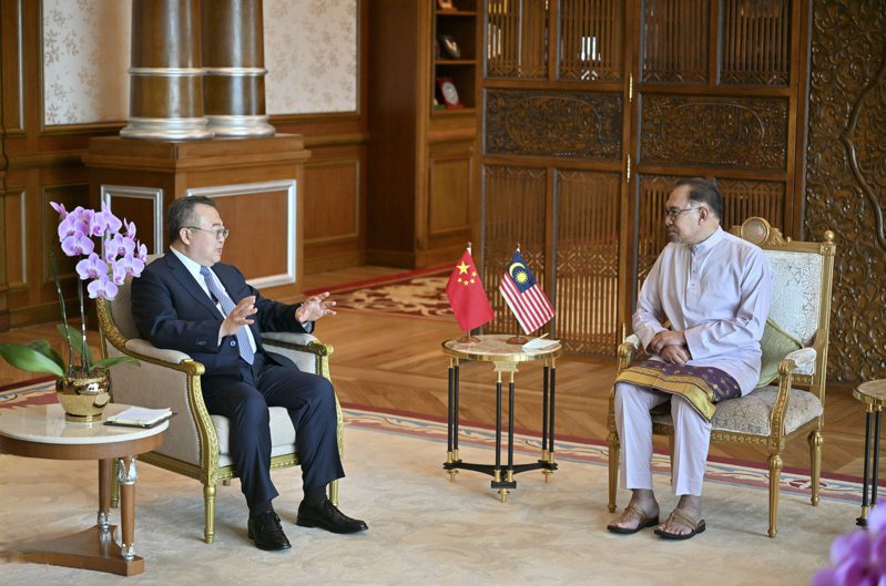 馬來西亞總理安華在吉隆坡會見來訪的中共中央對外聯絡部長劉建超。（取材自中共中央對外聯絡部網站）