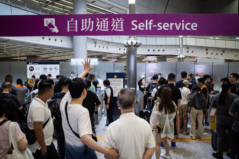 香港復活節長假加上大陸周末假期，30日在西九龍高鐵站離、訪港旅客數量眾多。圖為離港閘機處旅客眾多。（中新社）