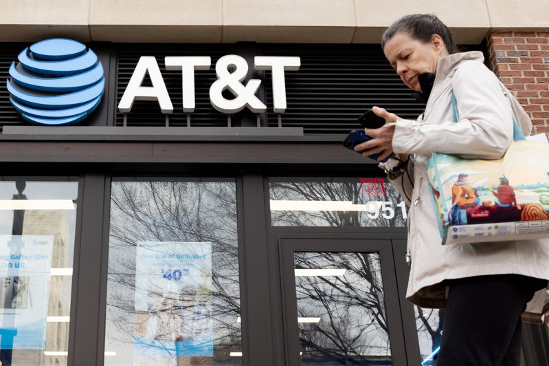 AT&T逾7000萬客戶的個資被洩到暗網，目前尚不清楚洩漏管道源於該公司還是包商；該公司表示將提供客戶免費信用監控。(歐新社)