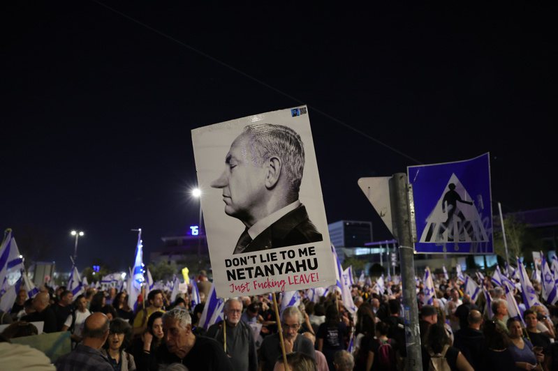 幾萬名以色列民眾在耶路撒冷議會大廈外舉行大規模反政府遊行，要求政府達成停火協議，釋放人質，並提前選舉。（歐新社）
