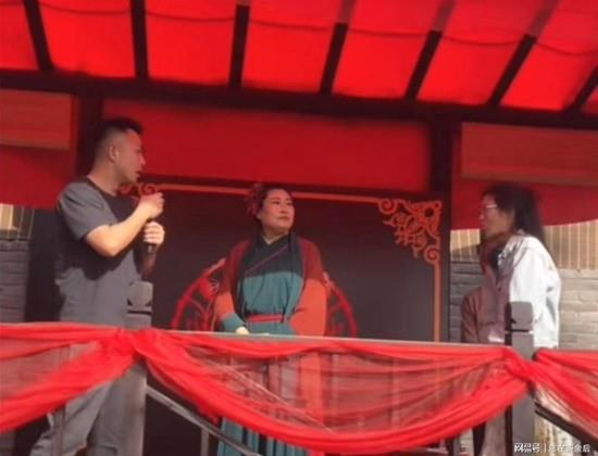 已婚的劉男(左)在「王婆說媒」舞台上稱，願辭掉鄭州的工作陪女孩去四川。（視頻截圖）