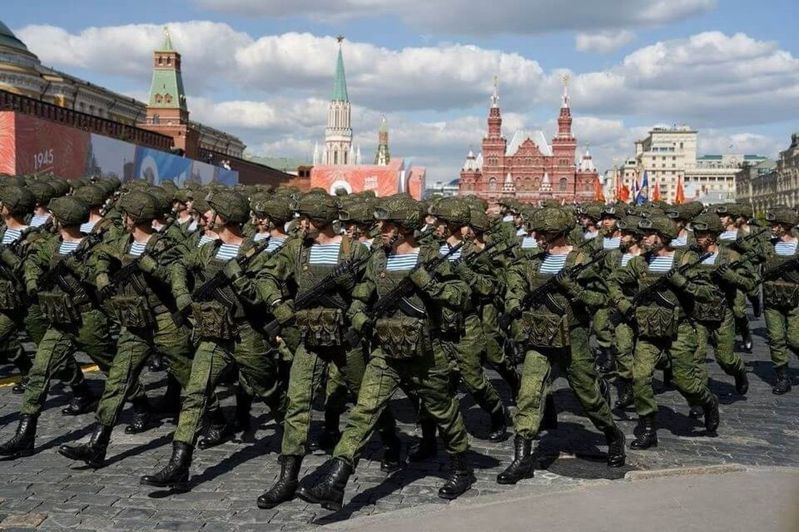 俄羅斯將再擴大徵兵15萬人，圖為俄羅斯軍人日前在莫斯科紅場參加閱兵儀式。（路透）