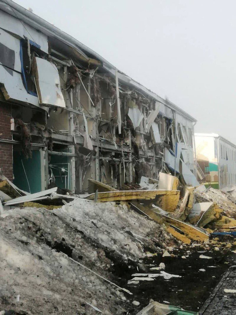 根據俄國官方釋出的照片，烏克蘭無人機擊中韃靼自治共和國的一處建築，造成火災。（路透）