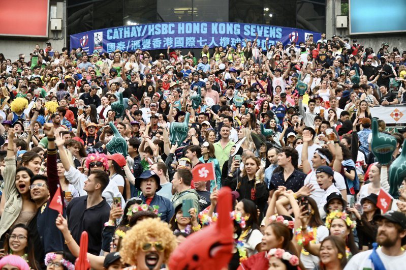 香港國際七人欖球賽5日起一連3天在香港大球場舉行，圖為去年大批市民及遊客入場觀看賽事。（中新社資料照片）