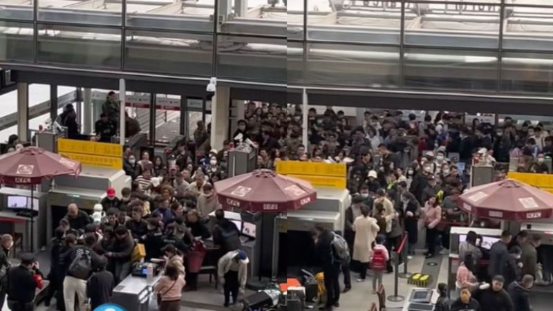 4日清明節早上，上海火車站只開放兩個安檢口，導致旅客集體衝卡。（視頻截圖）