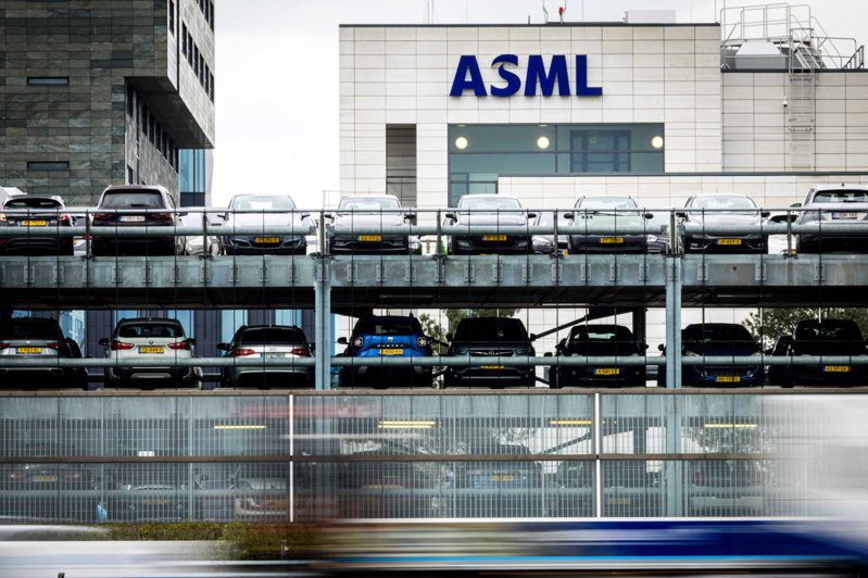 美國要求晶片製造巨頭艾司摩爾(ASML)停止為中國客戶提供部分售後服務，不過，有跡象顯示，荷蘭會在出口限制上與華盛頓保持一致。(歐新社)