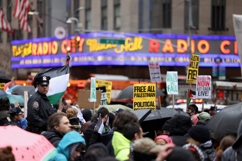大批民众在3月28日在纽约市曼哈顿无线电音乐城外，抗议拜登总统支持以色列的政策。拜登总统当天在此举行募款活动。(路透)