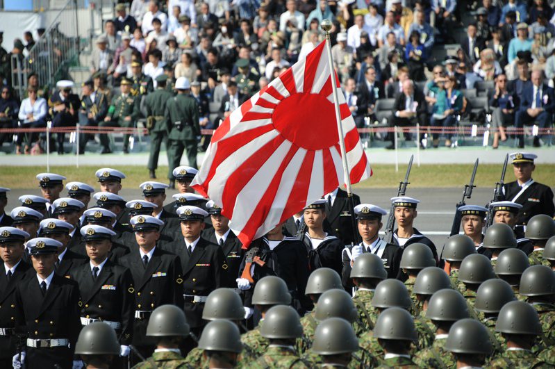 日本自衛隊在官方X帳號發文時提到「大東亞戰爭」，遭疑軍國主義復辟。圖為日本埼玉舉行陸海空自衛隊閱兵式。（新華社）