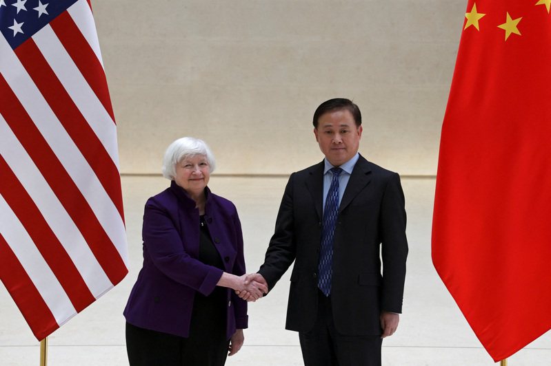 美國財政部長葉倫和中國人民銀行行長潘功勝在北京舉行會議前握手。(路透)