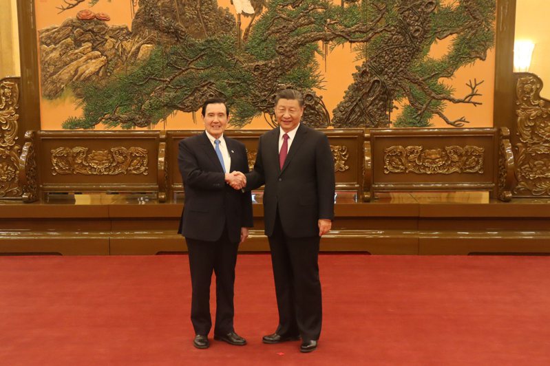 馬英九(左)與習近平(右)繼2015年在新加坡會面後，10日第二度在北京會面，兩人皆以中華民族為前提，強調兩岸和平交流的重要。（記者廖士鋒／攝影）