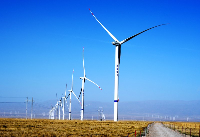 歐盟將對運往歐洲的中國風力渦輪機供應商收到的補貼進行調查。圖為中國「青豫特高壓外送基地」風電場。（中新社）