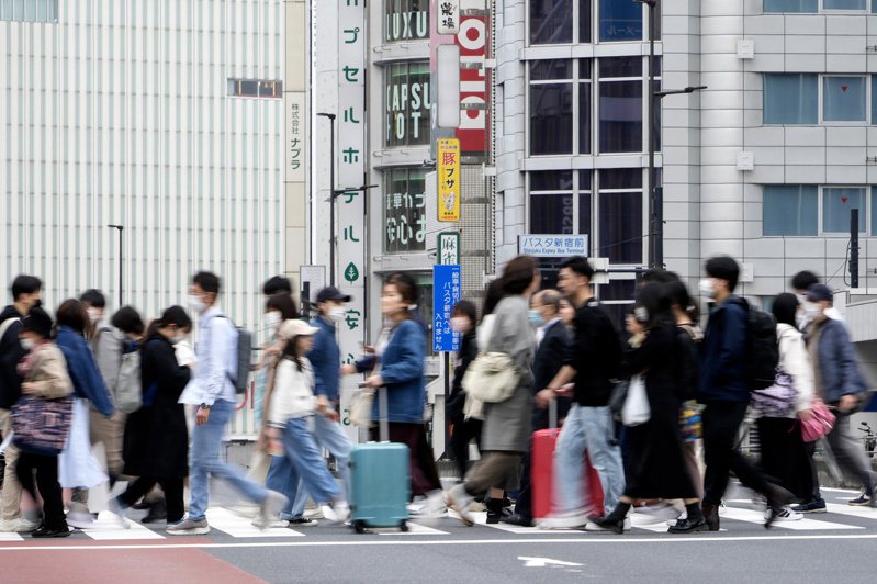 日本人口連13年減少，預估30年後獨居老人占比逾五分之一；圖為路人12日穿過日本東京新宿商業購物區。（歐新社）