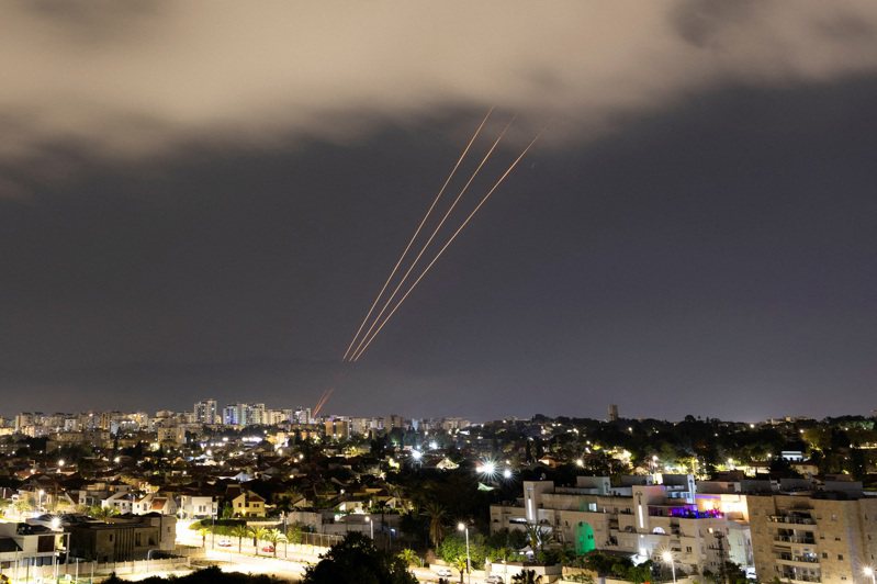 伊朗13日向以色列發動無人機和飛彈襲擊，以色列鐵穹防空系統開始運作。(路透)