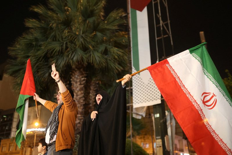 伊朗對以色列發動無人機襲擊後，伊朗人在德黑蘭巴勒斯坦廣場慶祝。（路透）