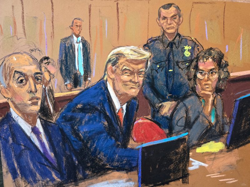 法庭素描藝術家說，出庭時的川普的髮型像「頭盔」，臉上經常出現那種「我很生氣」的表情，「像貓一樣斜斜的眼睛，像毛毛蟲一樣濃密的眉毛」。(路透)