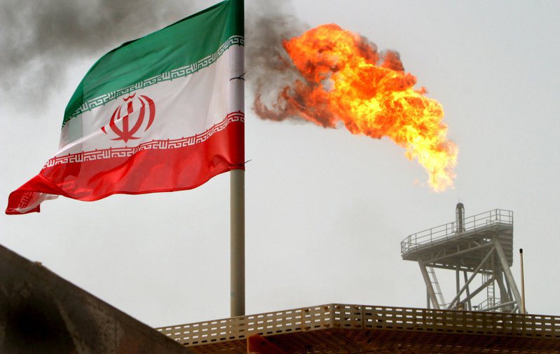由於中國購買大量伊朗石油，國會眾院擬制裁中國，圖為伊朗的油田。路透