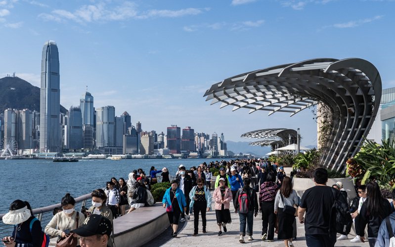香港力爭外商赴港設辦公室，有英國企業認為香港是內地及中東等其他市場的跳板，建議英國人赴港「眼見為實」。圖為眾多遊客在尖沙咀星光大道遊覽參觀。（中新社）