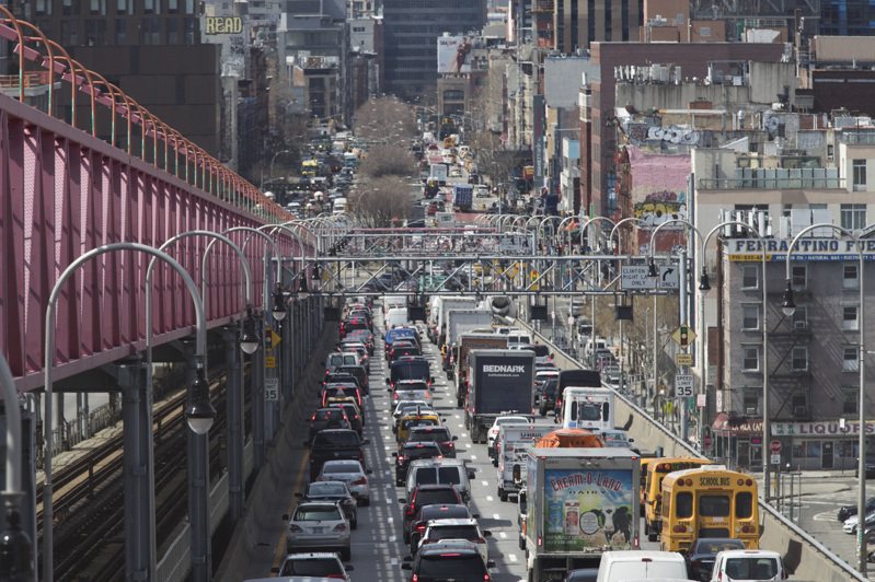 连接纽约曼哈顿和布鲁克林(布碌崙)的威廉斯堡大桥，经常塞满通勤车流。(美联社)(photo:UDN)