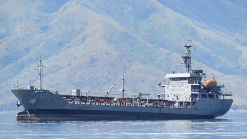 美菲联合演习中将击沉一艘报废的大型舰艇，使用菲律宾海军补给舰卡里拉亚湖号为靶船，引起中国媒体与网民热烈议论。（取材自观察者网）(photo:UDN)