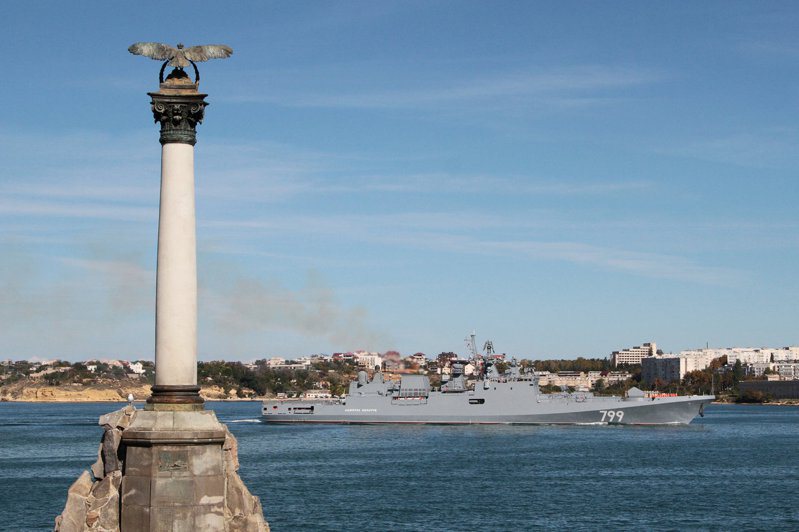 克里米亞塞凡堡灣。圖為俄國海軍上將號巡防艦。(路透資料照)