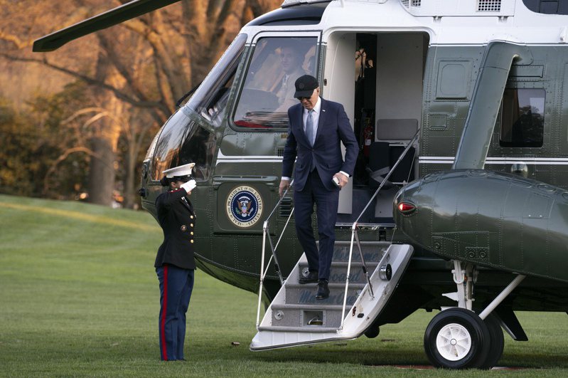 「陸戰隊一號」直升專機供總統的較短行程使用，每小時操作成本為2萬元。美聯社