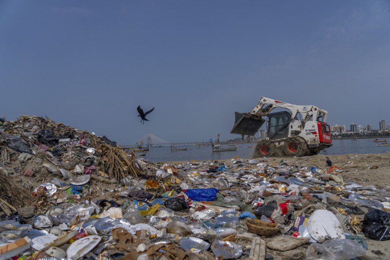 来自全球175国的谈判代表将从今天开始就一项减少塑胶污染的全球条约进行谈判。从山顶到海底，塑胶污染无处不在，甚至存在于人类血液和母乳中。（美联社）(photo:UDN)