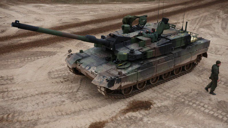 南韓傳出和羅馬尼亞加強國防工業合作，首爾正努力成為世界第四大武器出口國；波蘭軍隊使用新進到貨的南韓製K2戰車進行訓練。路透