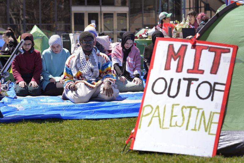 反以挺巴的大學生23日持續在各校園聚集。圖為麻省理工學院的穆斯林學生在校園草坪上祈禱。（美聯社）