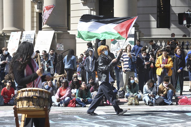 5月是各大學的畢業季，各地延燒的學生示威浪潮，恐怕會打亂學校和學生的安排。圖為耶魯大學內挺巴勒斯坦的學生遊行。美聯社