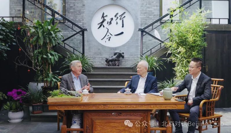 中國前駐美大使崔天凱(中)、美國哈佛大學教授、「修昔底德陷阱」提出者艾利森(左)、「北京對話」聯合創始人李世默(右)，日前在北京進行一場有關中美關係的深度對話。 ‍‍‍‍‍‍‍‍‍圖／取自觀察者網