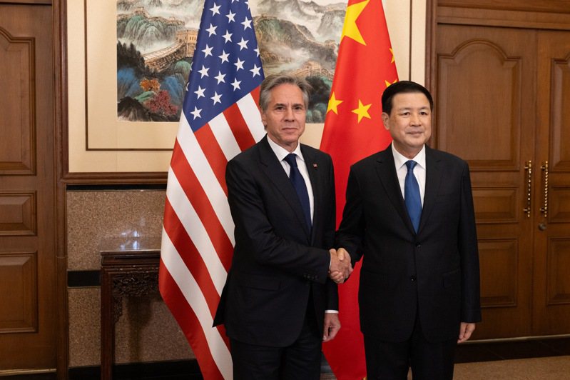 美國國務卿布林肯(左)26日在北京與中國公安部長王小洪會面。(取材自Ｘ平台)